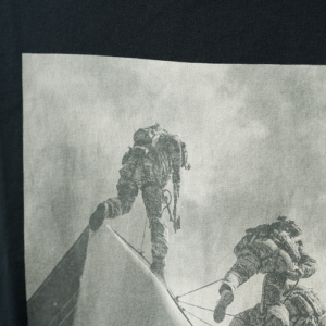 Longsleeve z pistoletem z tłumikiem i mottem „No Loud!” na czarnym tle. - obrazek 3